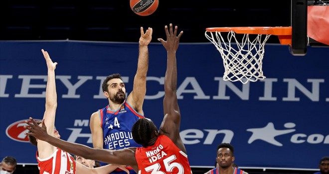 Anadolu Efes, Kızılyıldız mts'i farklı yendi