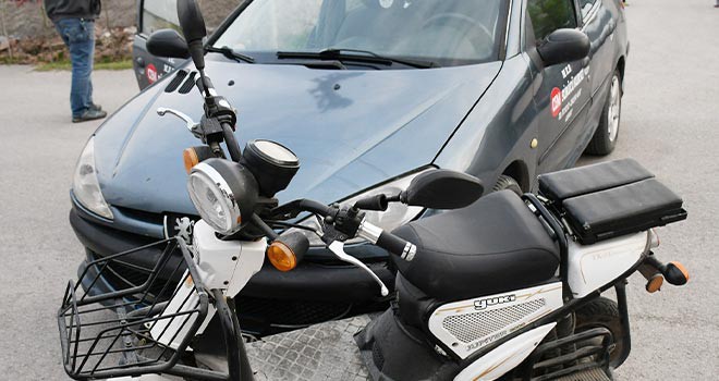 Otomobille elektrikli bisiklet çarpıştı