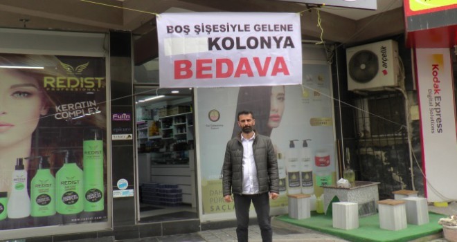 Şişesini getirene bedava kolonya dağıtıyor