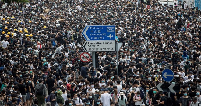 Hong Kong'da halk Çin'e iade yasa planına karşı birleşti