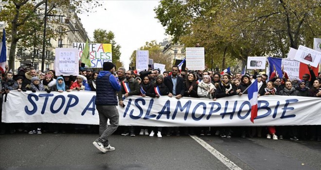 Paris'te İslam karşıtı açıklamalar ve saldırılar protesto edildi