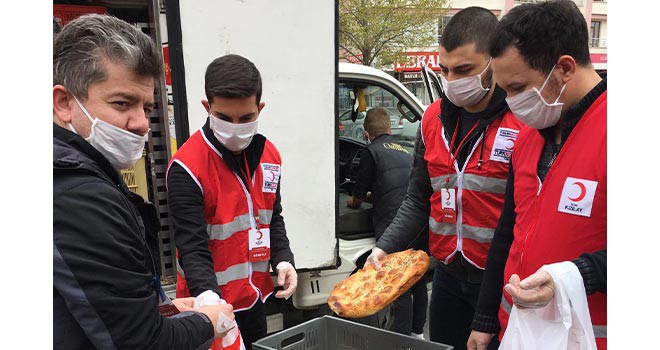 Meram Kızılay pide dağıttı