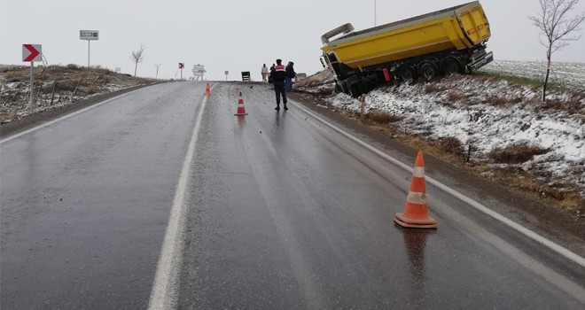 Kontrolden çıkan tır şarampole çıktı: 1 yaralı