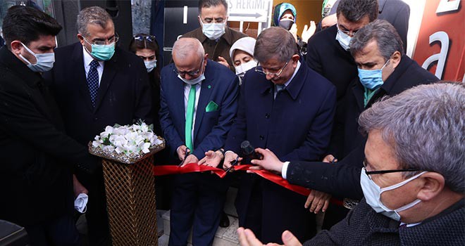 Davutoğlu, Konya'da gelecek parti teşkilatlarının açılışına katıldı