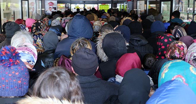 Alışveriş merkezi açılışında izdiham yaşandı