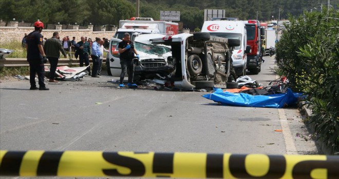 Buca'da trafik kazası: 3'ü çocuk 7 kişi hayatını kaybetti