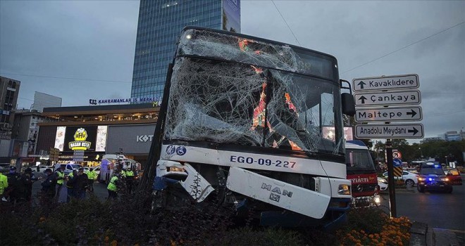 İki otobüsün karıştığı trafik kazasında 17 kişi yaralandı