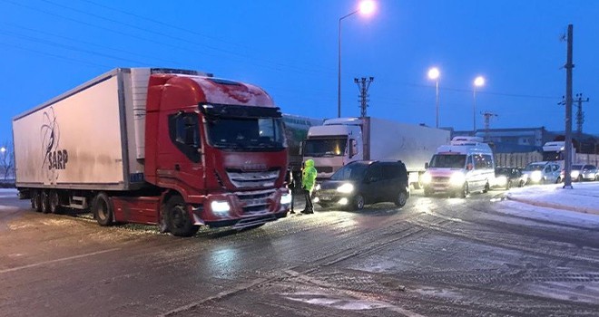 Konya'da kar yağışı ulaşımı olumsuz etkiliyor