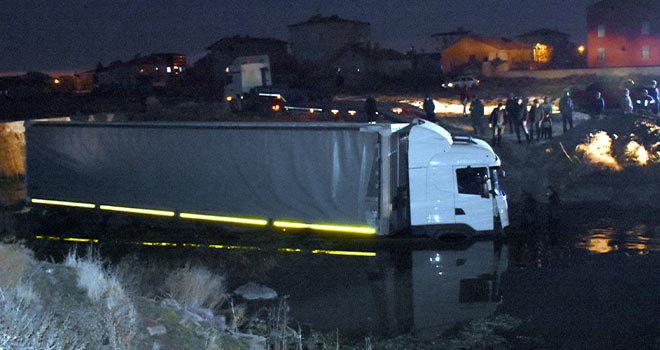 Su kanalına düşen tırın sürücüsü öldü