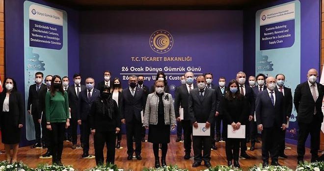 Bakan Ruhsar Pekcan şehit ailesini ağırladı