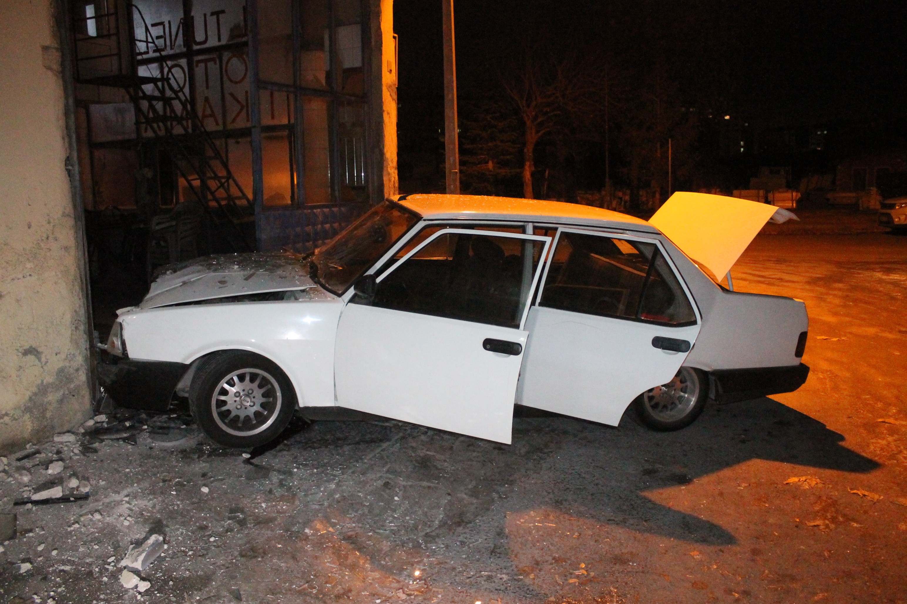 Dur ihtarına uymayarak polise çarpan otomobil lastiklerine ateş açılarak durduruldu