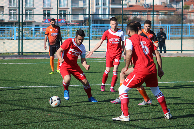 Şehitler anısına düzenlenen futbol turnuvası başladı