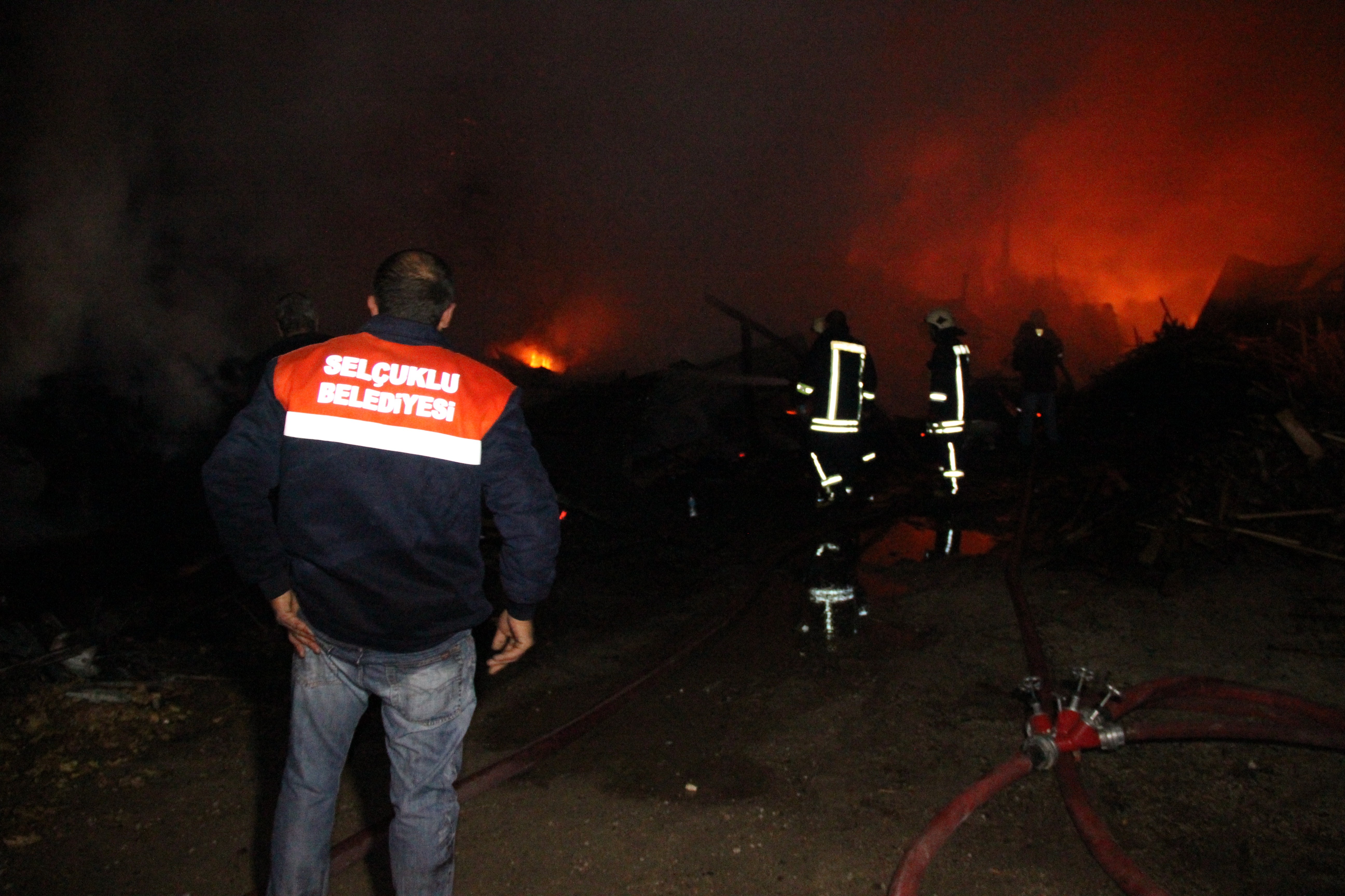 İnşaat malzemeleri satan iş yerinde yangın çıktı