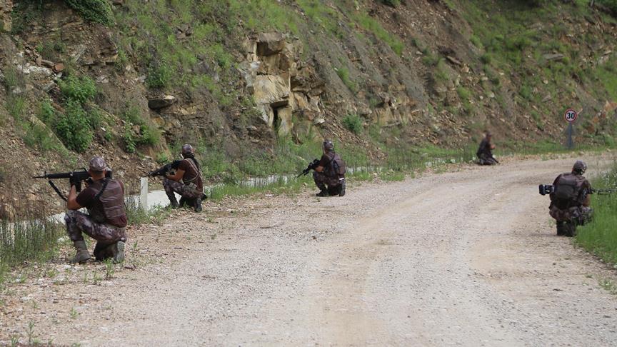 Hakkari'de teröristlerle çıkan çatışmada 1 polis şehit oldu