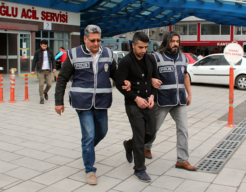 Bıçaklı gasp anı güvenlik kamerasında