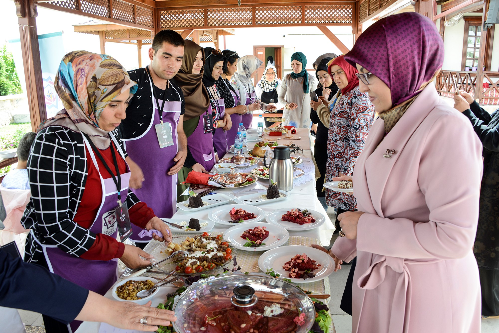 Bayat ekmekten yemek yarışması