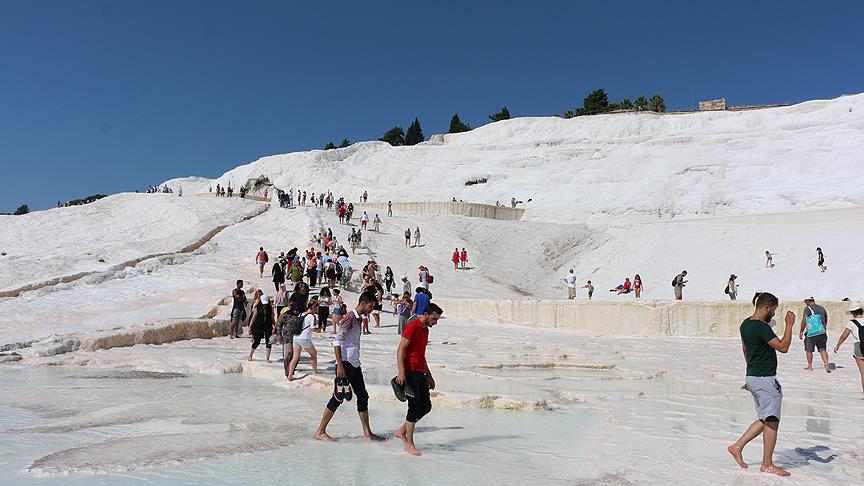 Pamukkale'de turist yoğunluğu