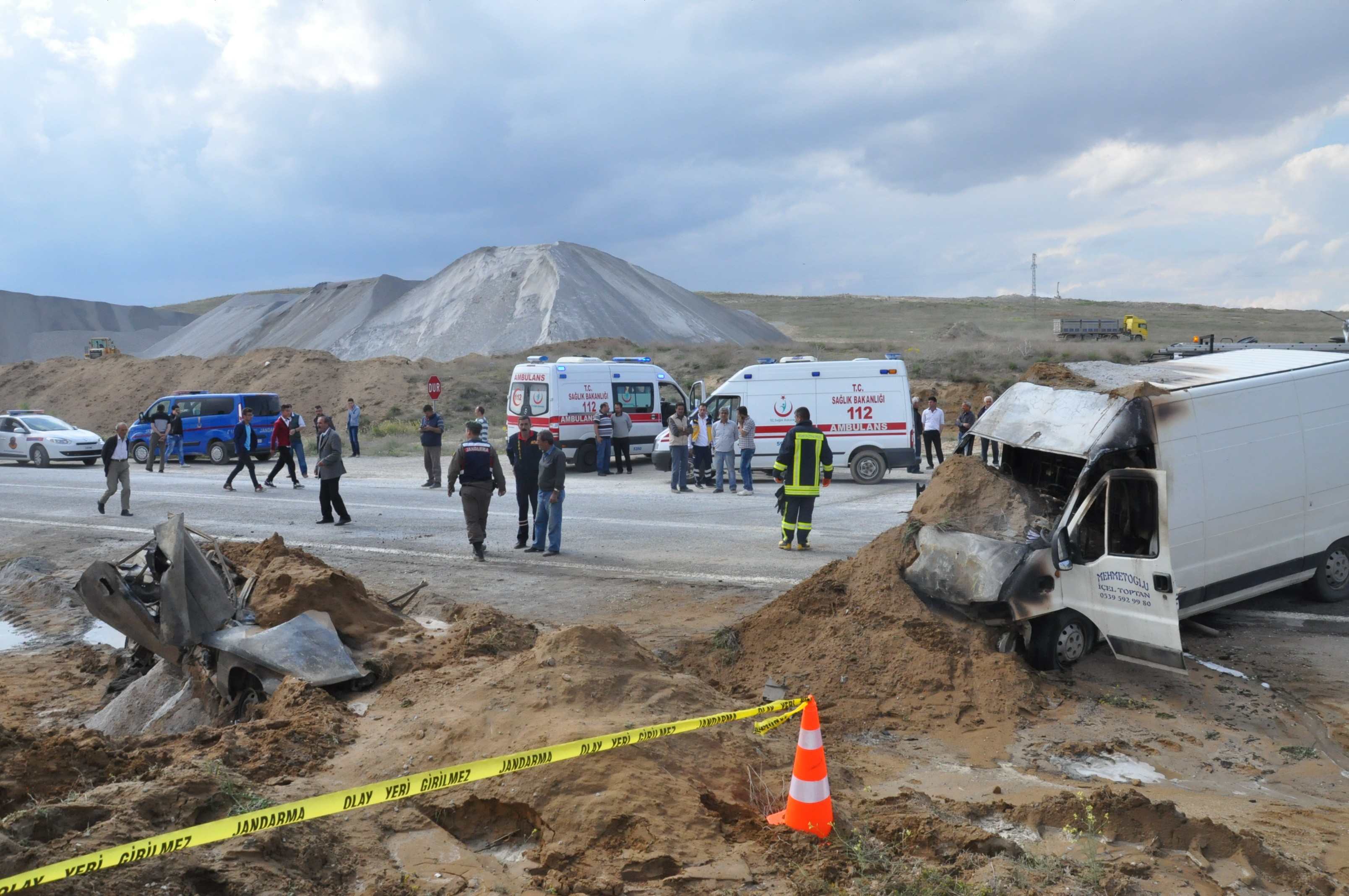 Çarpışan Minibüs İle Otomobil Yandı: 2 Ölü, 1 Yaralı