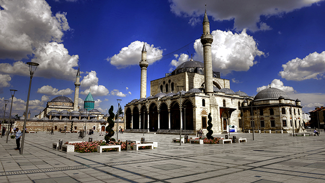 Tarihi camileri gelecek kuşaklara aktarıyoruz