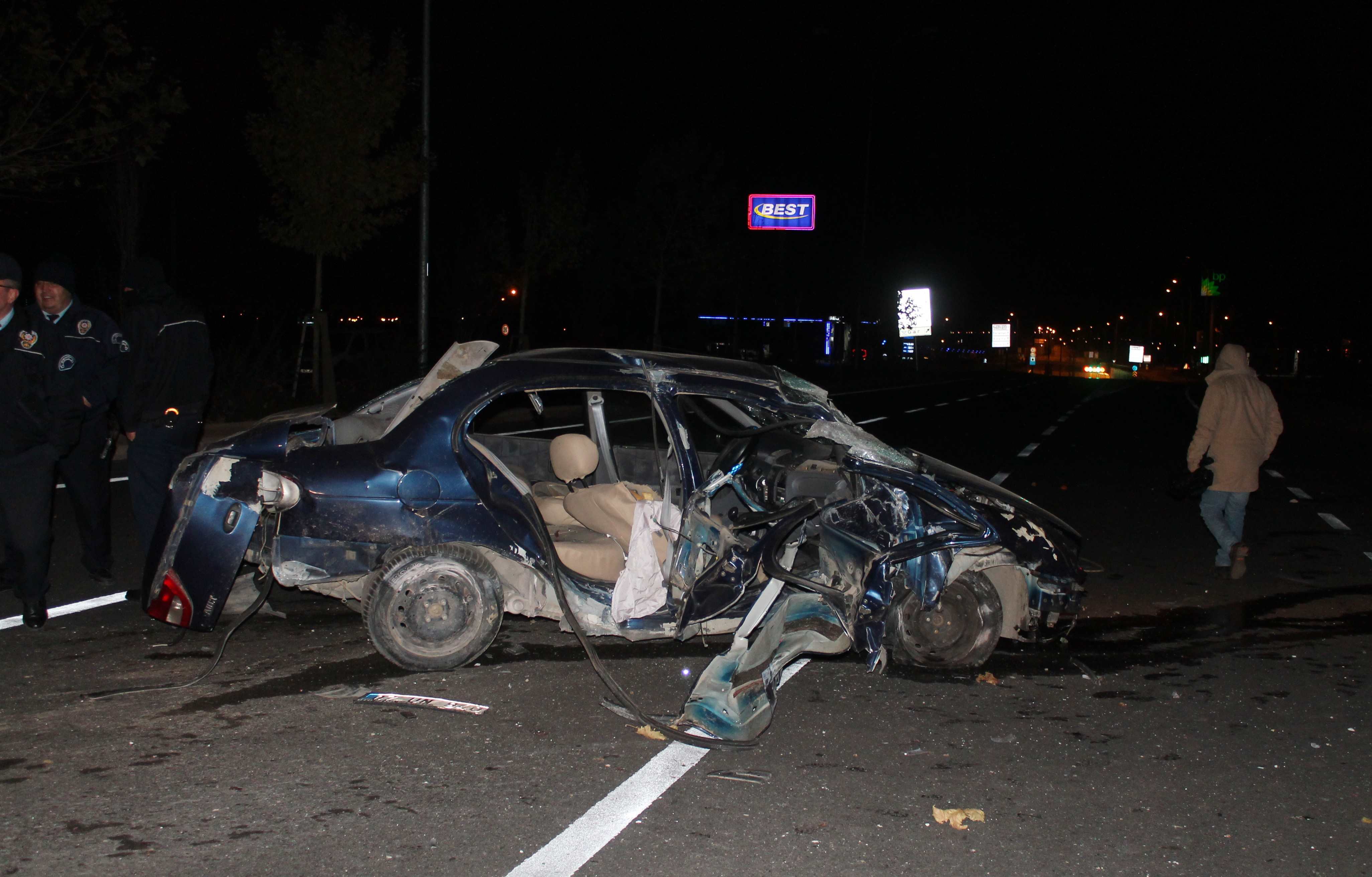 Konya'da Otomobil Elektrik Direğine Çarptı 1 Ölü, 3 Yaralı