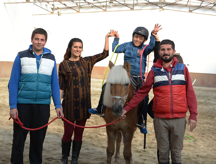 Küçük Talha engelleri 'atlı' terapiyle aşıyor