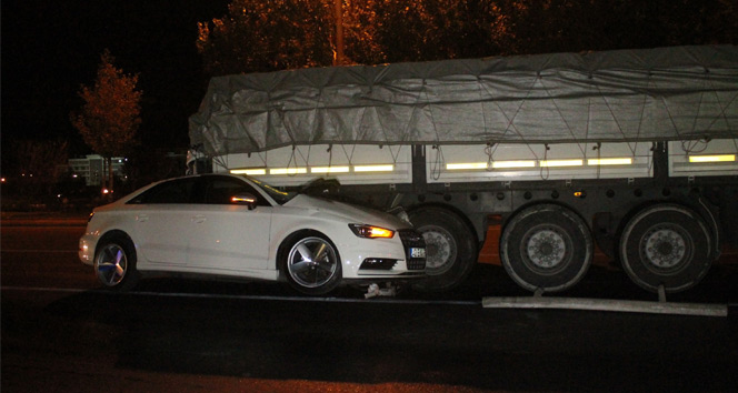 TIR’a saplanan otomobilden sağ çıktı