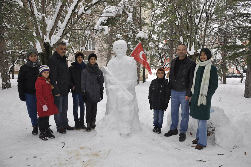 Yaptığı kardan “Mehmetçik” ilgi görüyor