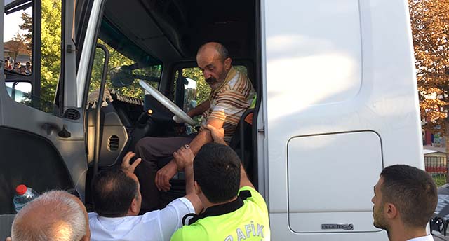 Alkollü TIR sürücüsü yol ortasında uyuyakaldı