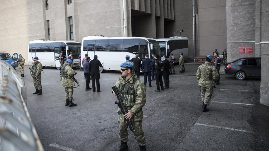 Sıkıyönetim listesindeki hakimlerin yargılandığı davada ara karar