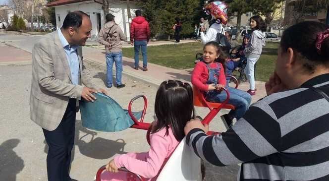 Başkan Özaltun Çocuk Parklarını Gezdi