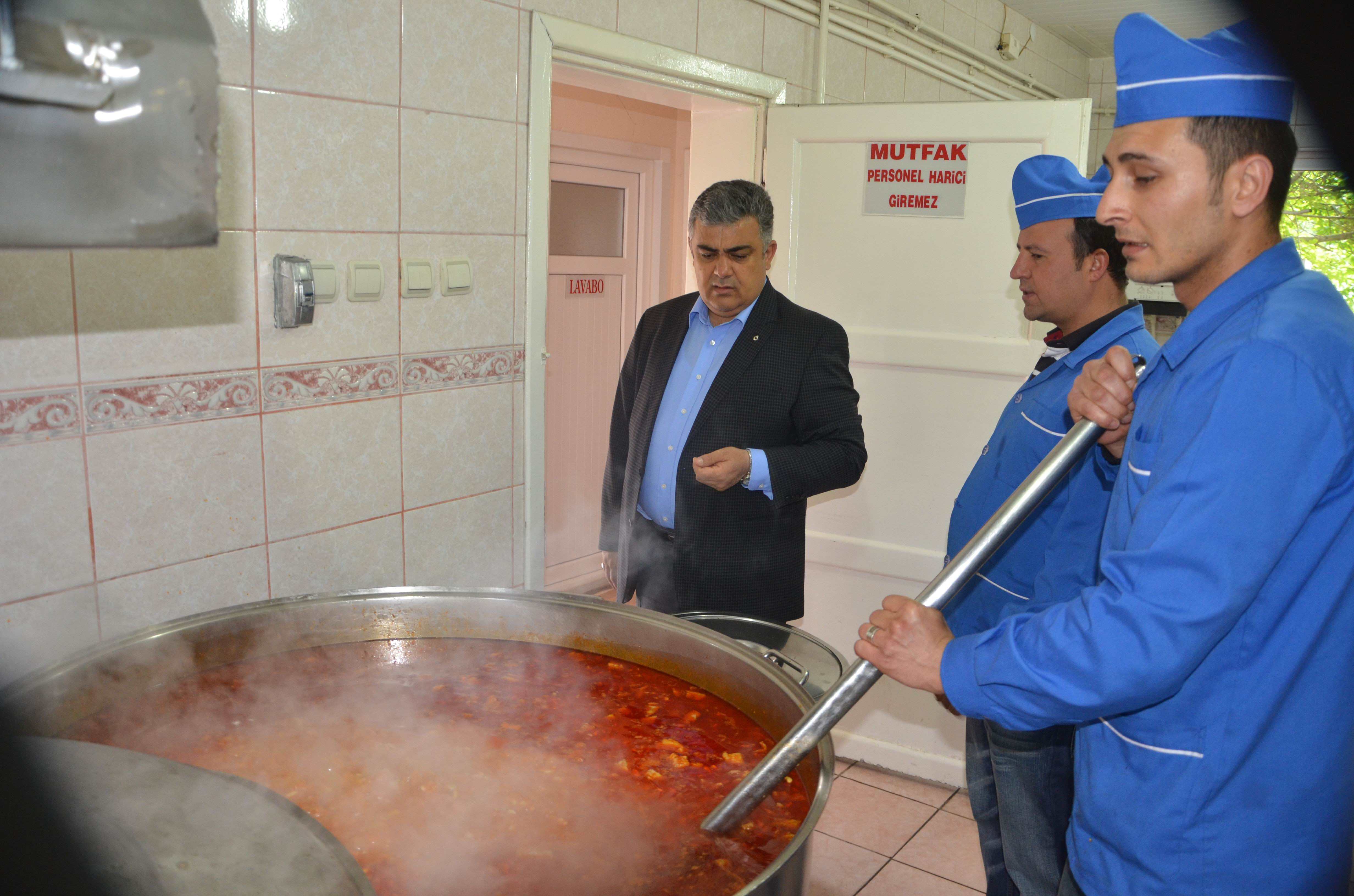 Ereğli Belediyesi Günlük Bin 500 Kişiye Sıcak Yemek Dağıtıyor