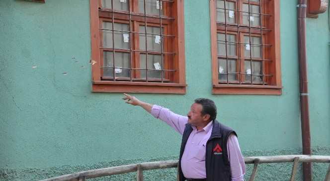 Akşehir'de Muhtarın Evi Kurşunlandı