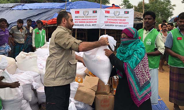 32 bin Arakanlı’ya acil yardım ulaştırıldı