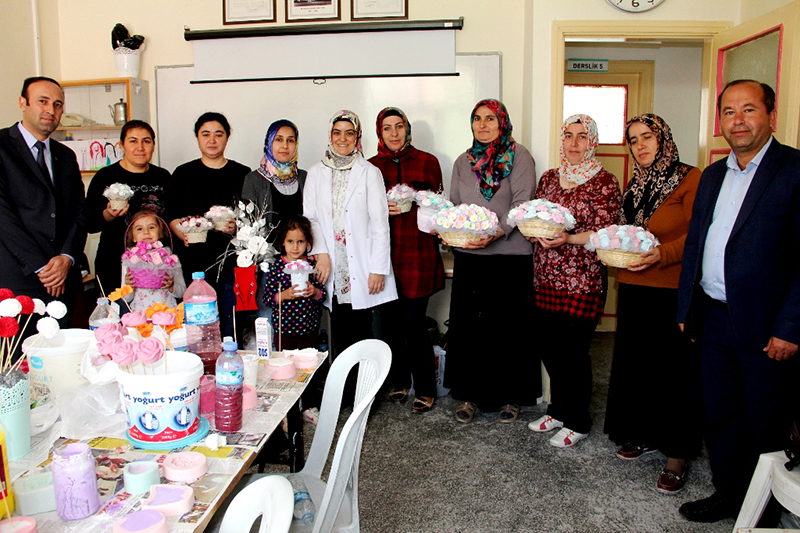 Kokulu taş tozuyla aile bütçesine katkı sağlıyorlar