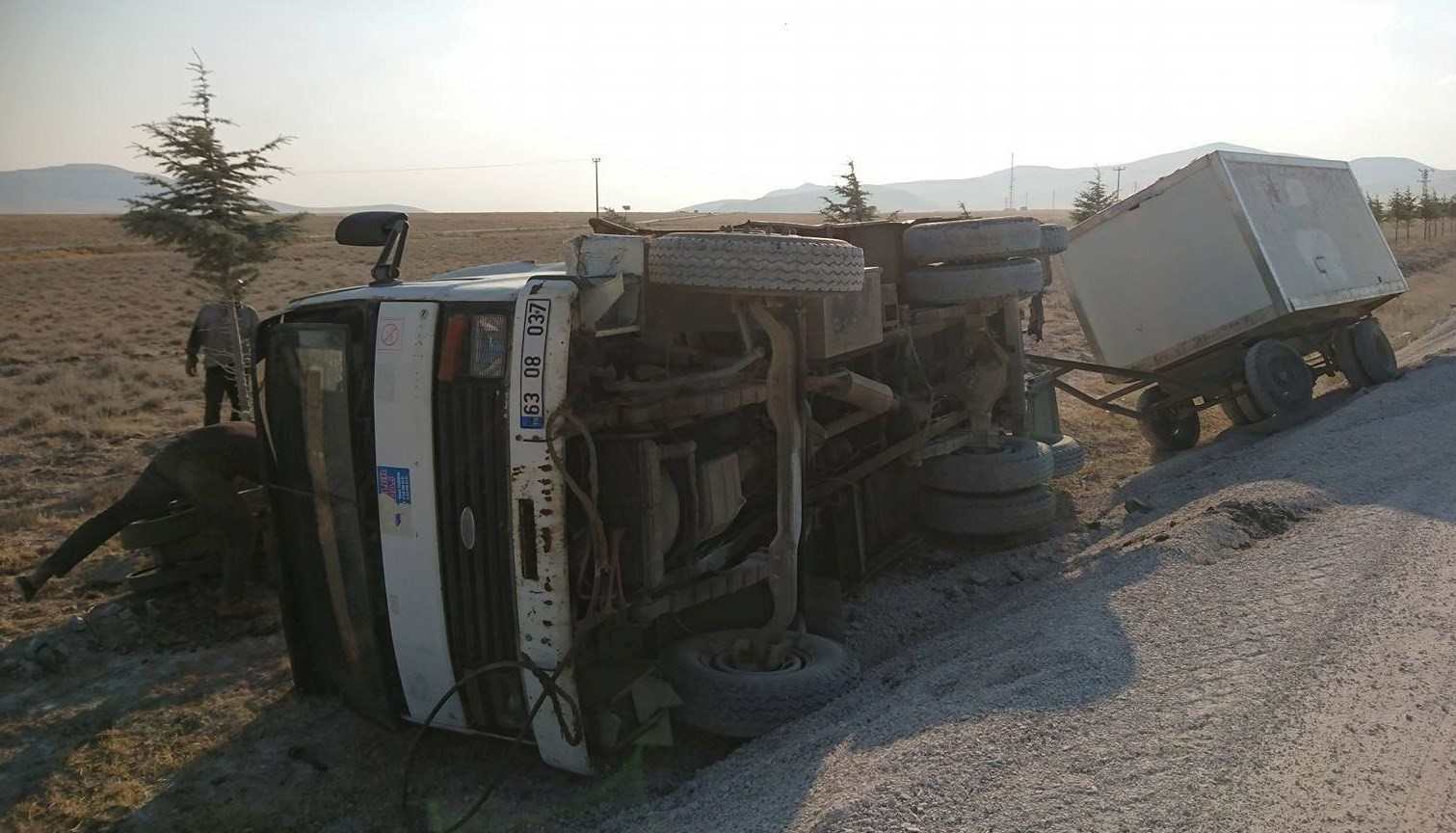 Kulu’da iş makinesi devrildi