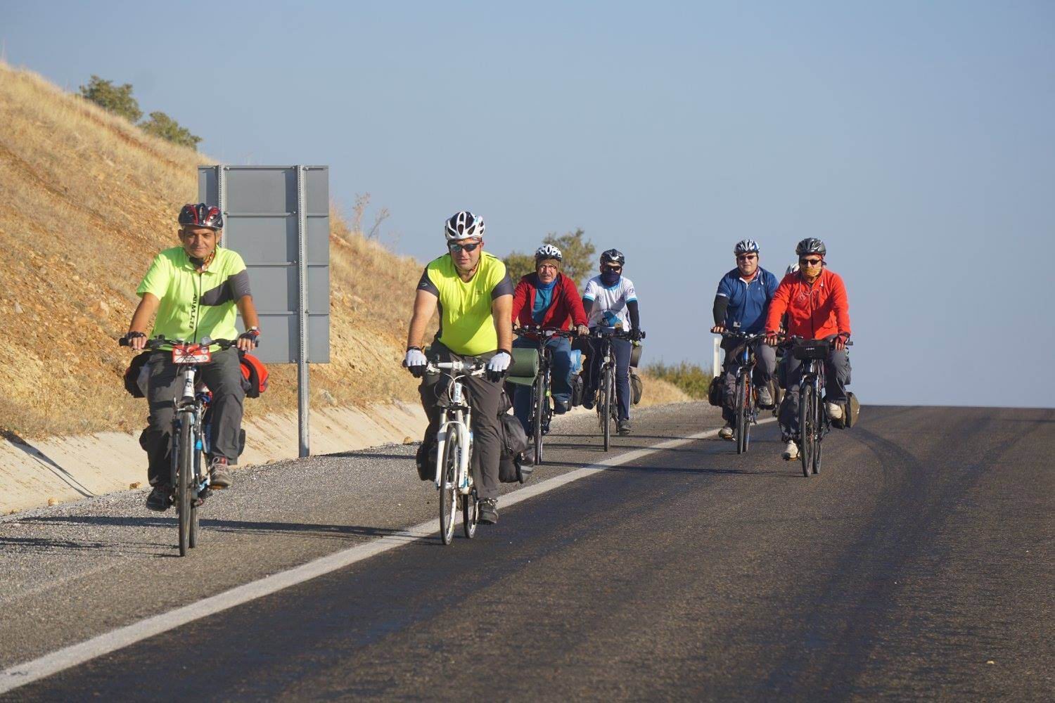 Bisikletin ulaşım aracı olduğunu gösterebilmek için 165 kilometre pedal çevirdiler