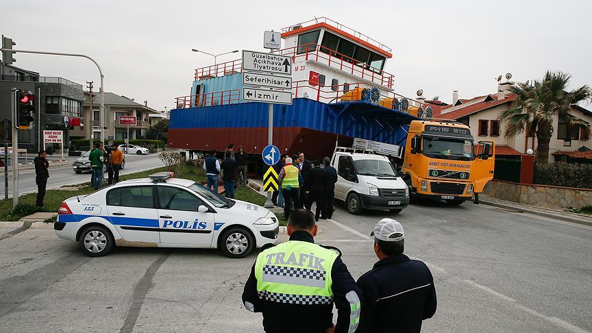 Tekne taşıyan tır arıza yapınca trafik durdu