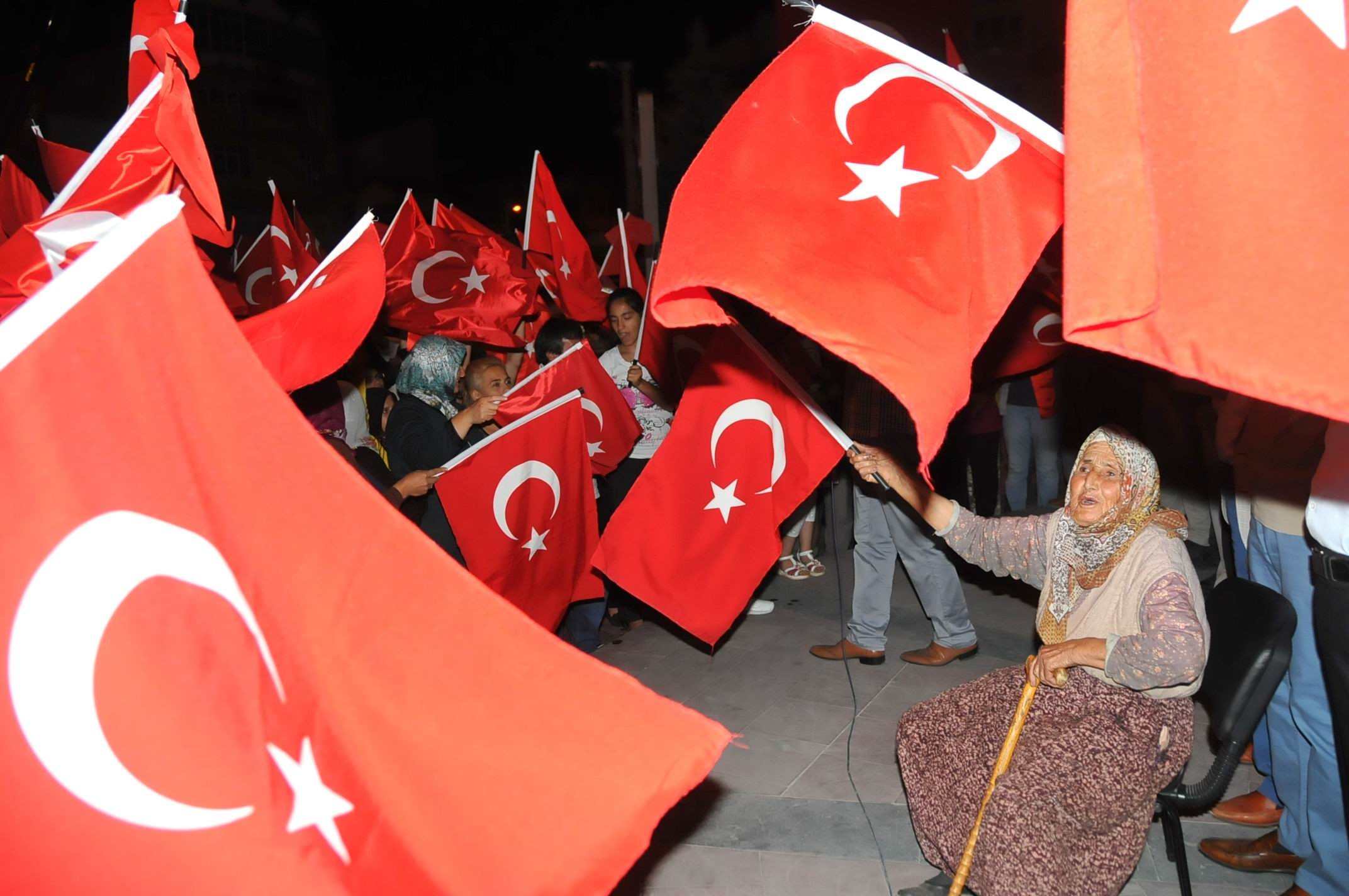 84 yaşındaki Fatma teyzenin demokrasi aşkı