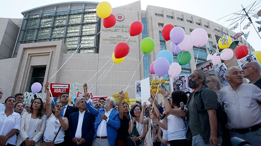 Cumhuriyet gazetesi yöneticileri ve yazarları dava başladı