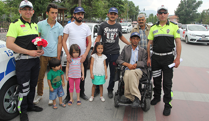 Trafik polisinden sürücülere "Babalar Günü" sürprizi