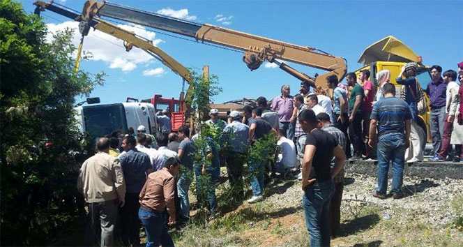 Öğrencileri taşıyan midibüs devrildi: 1 ölü, 20 yaralı