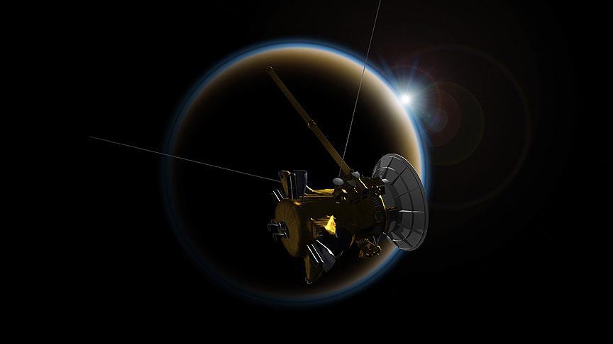 Cassini'den Titan'a "elveda öpücüğü"