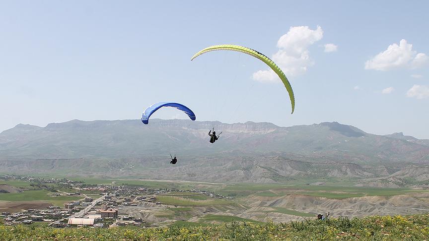 Şırnak semalarında yamaç paraşütü keyfi