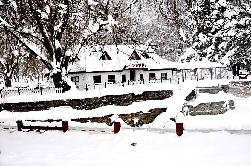 Seydişehir’de beyaza bürünen Kuğulu Park’ta kartpostallık fotoğraflar