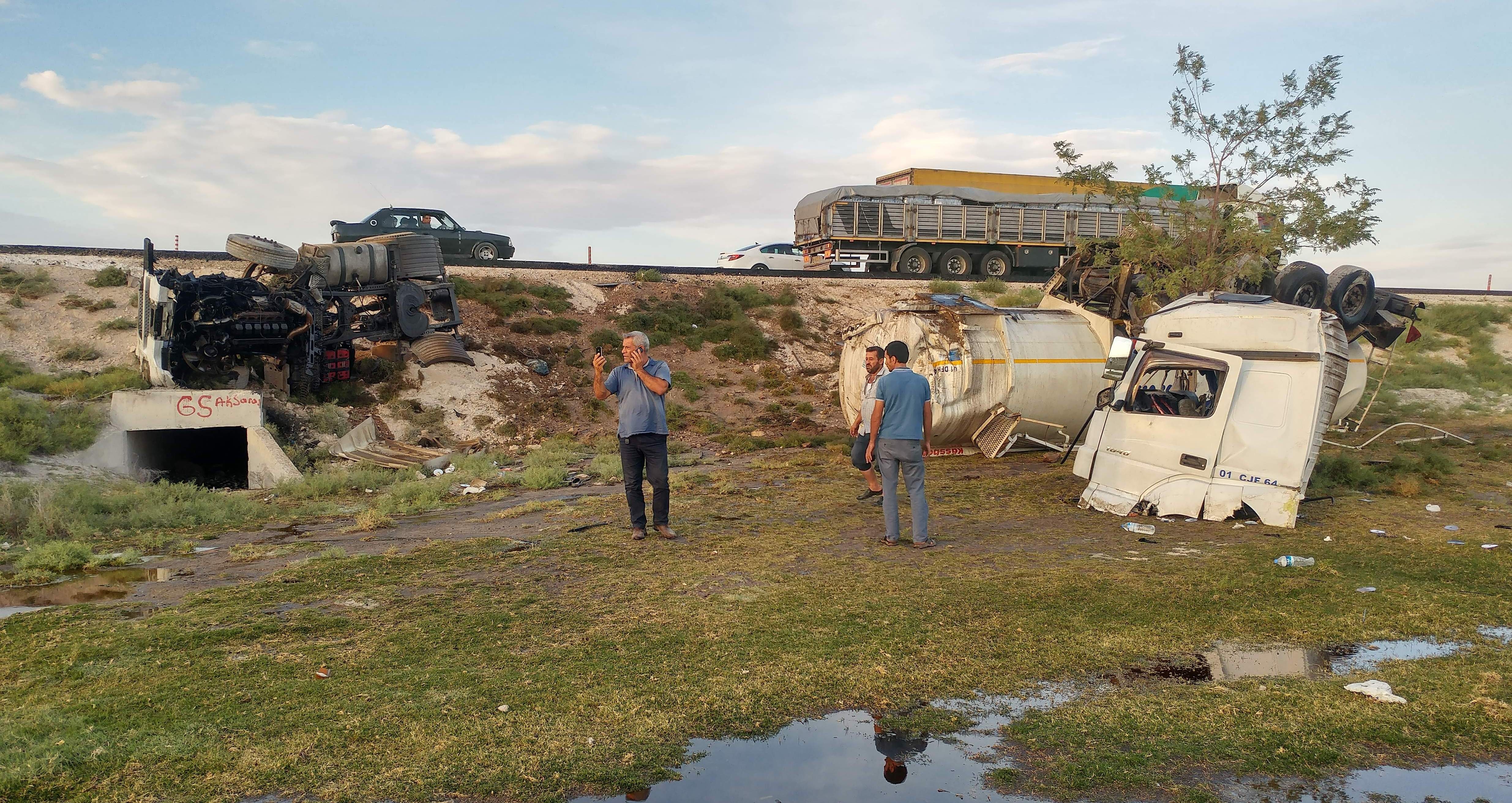 Kazada TIR üç parçaya ayrıldı