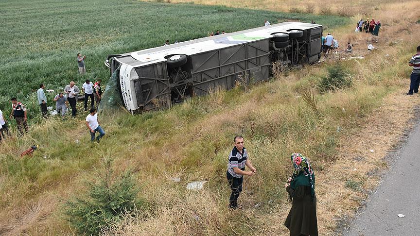 Amasya'da yolcu otobüsü devrildi