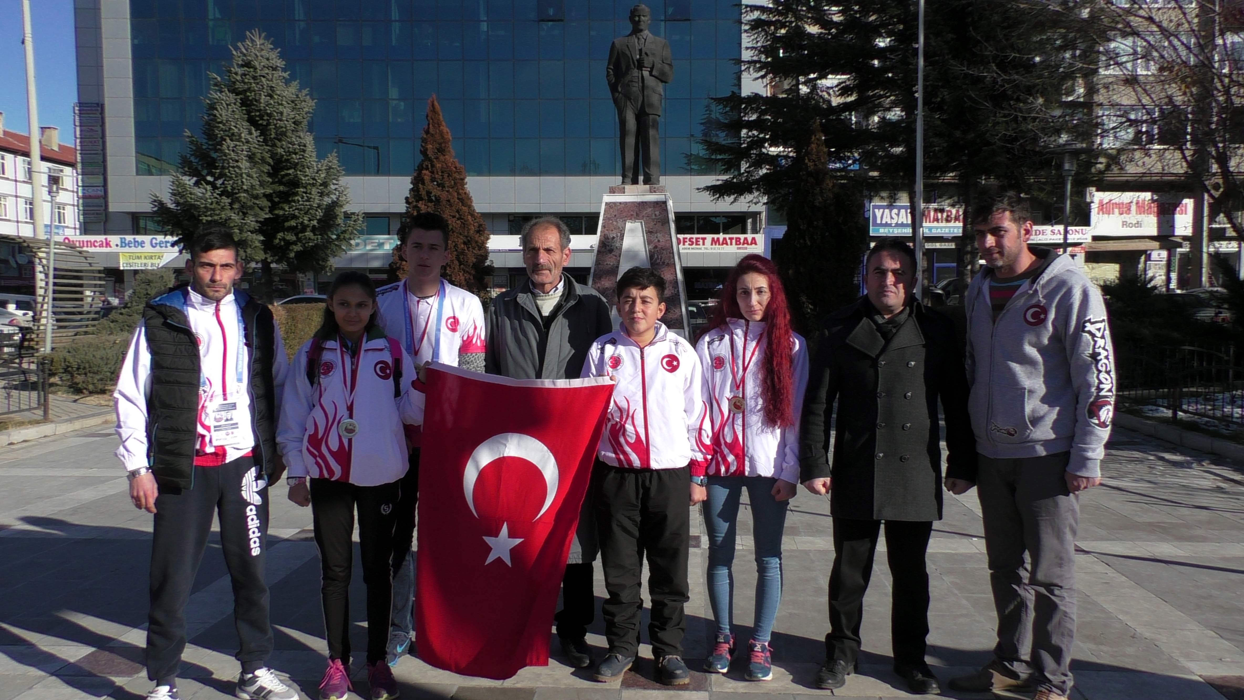 Dereceye giren Beyşehirli milli sporcular madalyalarını şehitlere hediye etti