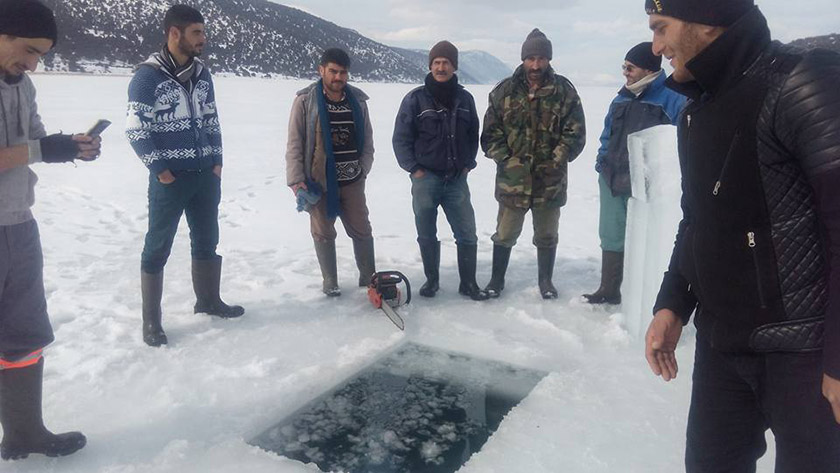 Balıkçılar, Beyşehir Gölü'ndeki buzu kırıp avlanıyor