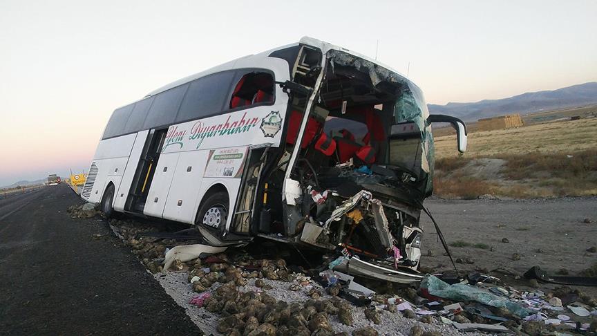 Yolcu otobüsü ile pancar yüklü tır çarpıştı