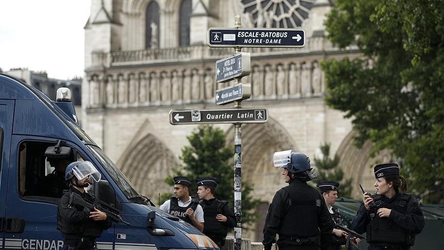 Notre Dame kilisesi önünde polise saldırı